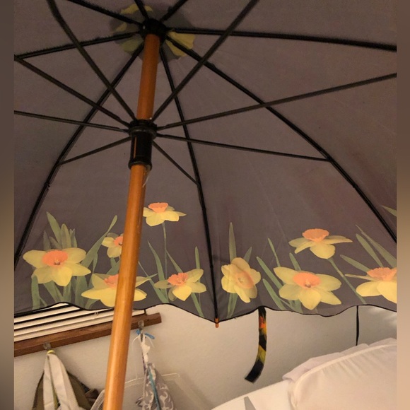 Vintage Daffodil Print Umbrella- 790 $35 or $30 w/offer - Picture 5 of 14